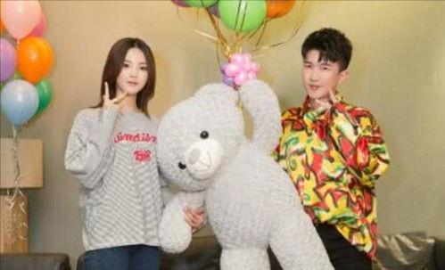 为了吃瓜我进娱乐圈,她意外踏入娱乐圈，开启璀璨星途  第3张